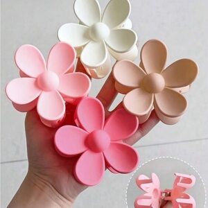 New Set of 4 Floral Hair Clips in Pink and Cream